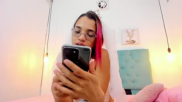 Snapshot of cris_dulce chatting on 10-21-25, 01:56 cris dulce online show from 10-21-25, 01:56