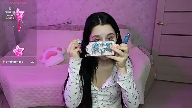 Snapshot of Eva_Maller chatting on 02-25-26, 11:31 Eva Maller online show from 02-25-26, 11:31