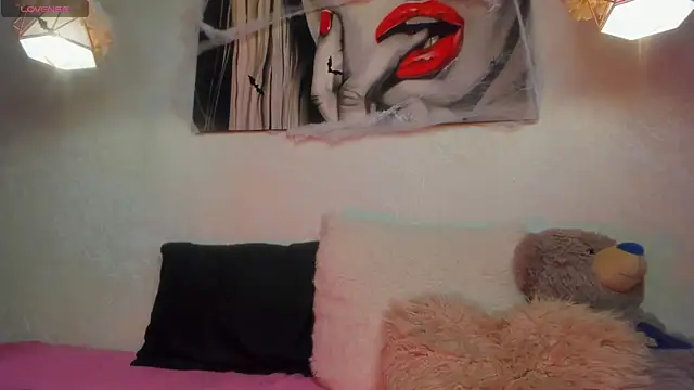 Snapshot of ClleoMoon chatting on 10-19-25, 01:45 ClleoMoon online show from 10-19-25, 01:45