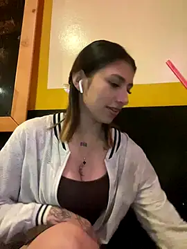 Snapshot of AriaBliss- chatting on 09-18-25, 01:18 AriaBliss- online show from 09-18-25, 01:18