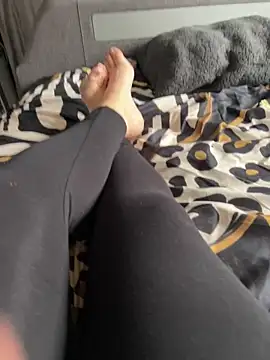 Snapshot of feetwithlottielou chatting on 10-11-25, 12:47 feetwithlottielou online show from 10-11-25, 12:47