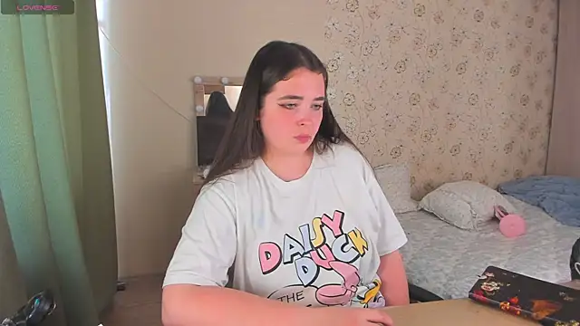 Snapshot of Alice_next_door chatting on 06-15-26, 01:24 Alice next door online show from 06-15-26, 01:24