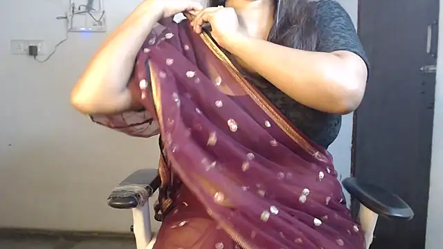 Snapshot of Samiksha- chatting on 05-21-26, 04:25 Samiksha- online show from 05-21-26, 04:25