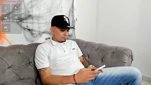 Snapshot of OwenStonne_ chatting on 11-02-25, 04:37 OwenStonne online show from 11-02-25, 04:37