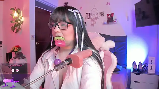 Snapshot of Fia__ chatting on 10-30-25, 03:19 Fia online show from 10-30-25, 03:19