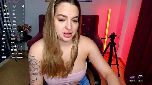 Snapshot of Emma__Ross chatting on 06-13-26, 01:14 Emma Ross online show from 06-13-26, 01:14