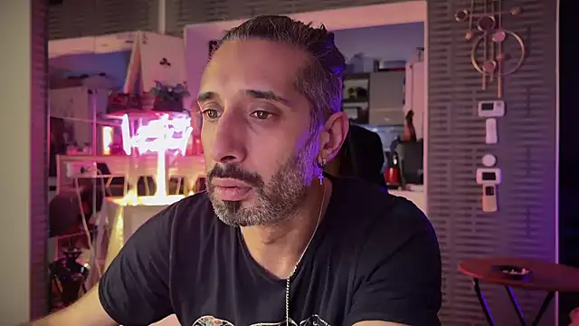 Snapshot of Secret_Lovers1 chatting on 01-18-26, 08:01 Secret Lovers1 online show from 01-18-26, 08:01