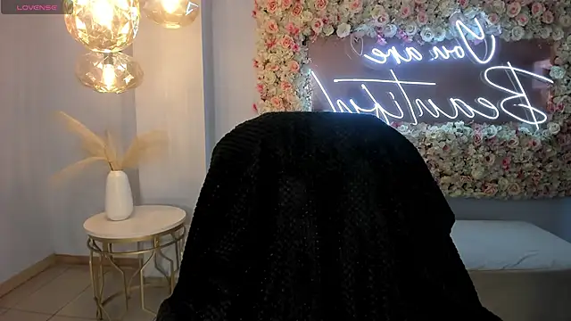 MilaColeman online show from 12-15-25, 04:28