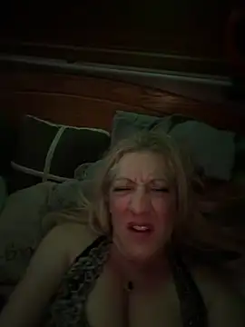 Snapshot of Vixen1221 chatting on 12-20-25, 06:20 Vixen1221 online show from 12-20-25, 06:20