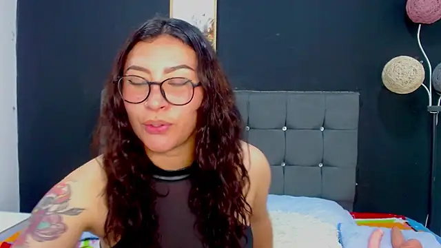 Snapshot of nicolee_8 chatting on 10-10-25, 01:43 nicolee 8 online show from 10-10-25, 01:43