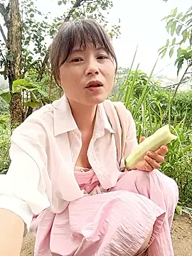 Snapshot of linda_bae00 chatting on 05-19-26, 01:56 linda bae00 online show from 05-19-26, 01:56