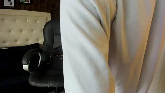 Snapshot of celeste__clark chatting on 11-12-25, 01:44 celeste clark online show from 11-12-25, 01:44