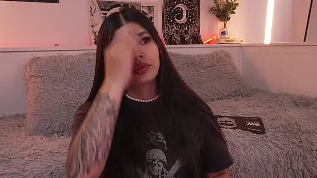 sophieee art online show from 11-25-25, 08:31