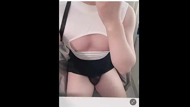 Snapshot of owneeeeb chatting on 10-09-25, 11:47 owneeeeb online show from 10-09-25, 11:47