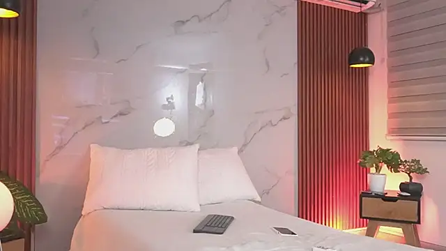 Snapshot of SophieCollins_1 chatting on 04-30-26, 11:49 SophieCollins 1 online show from 04-30-26, 11:49