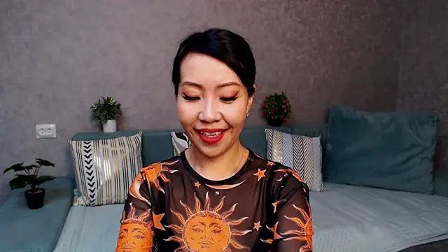 Snapshot of LiaPak chatting on 11-14-25, 01:04 LiaPak online show from 11-14-25, 01:04