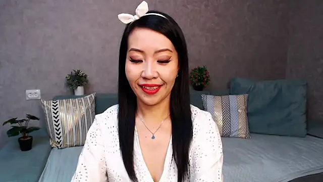Snapshot of LiaPak chatting on 11-17-25, 01:00 LiaPak online show from 11-17-25, 01:00