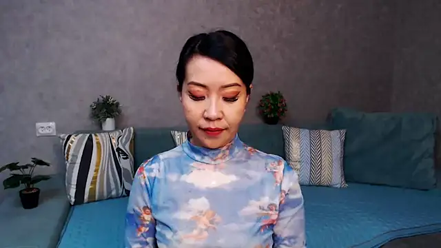 Snapshot of LiaPak chatting on 11-18-25, 01:00 LiaPak online show from 11-18-25, 01:00