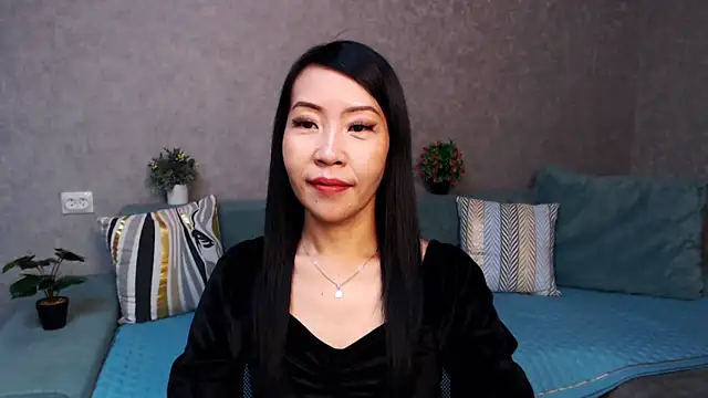 Snapshot of LiaPak chatting on 11-19-25, 01:05 LiaPak online show from 11-19-25, 01:05