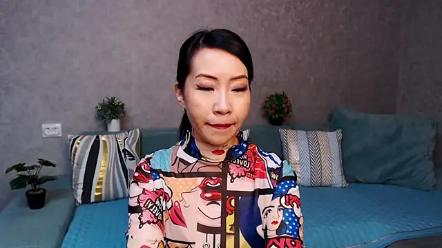 Snapshot of LiaPak chatting on 11-25-25, 01:05 LiaPak online show from 11-25-25, 01:05
