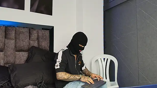 Snapshot of cash_masters777 chatting on 10-16-25, 10:05 cash masters777 online show from 10-16-25, 10:05