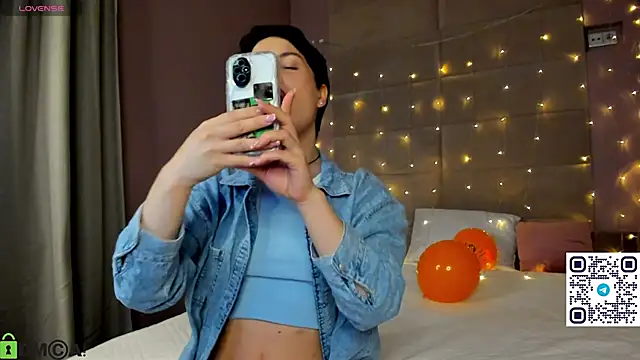 Adeline Perle online show from 10-30-25, 01:29