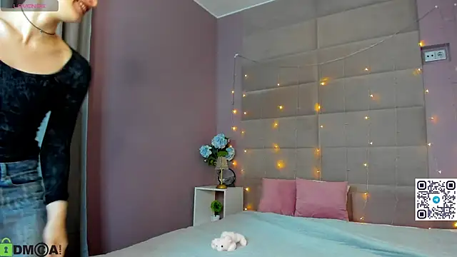 Adeline Perle online show from 10-31-25, 01:17