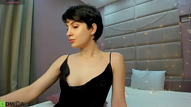 Adeline Perle online show from 11-11-25, 01:16