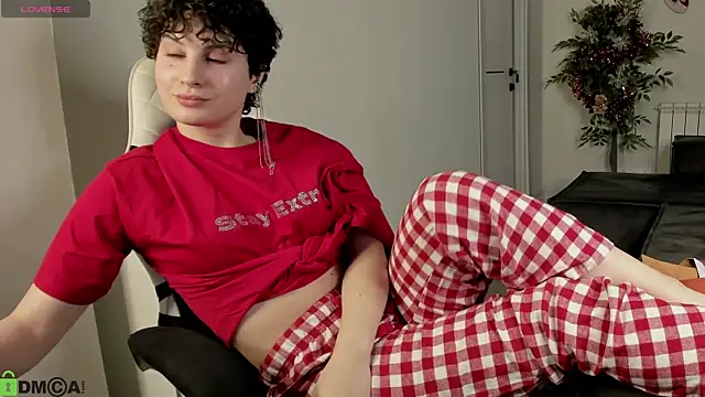 Adeline Perle online show from 01-10-26, 01:51