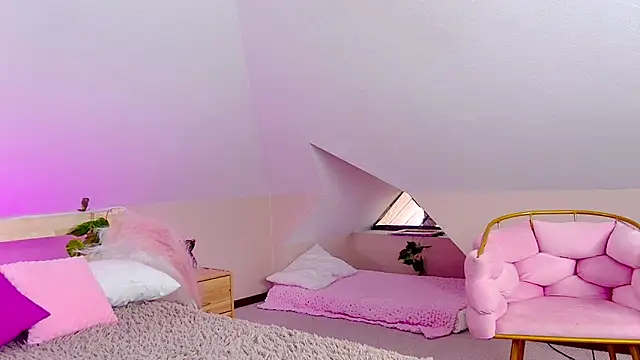 Liann Stark online show from 10-28-25, 07:01