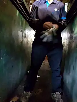 Snapshot of anggllaaa chatting on 10-30-25, 01:29 anggllaaa online show from 10-30-25, 01:29