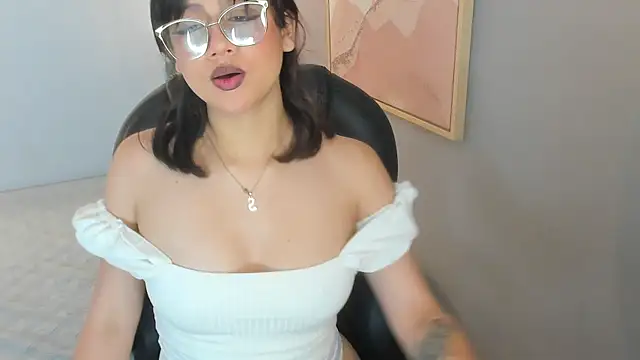 Julieth brown  online show from 10-23-25, 09:13