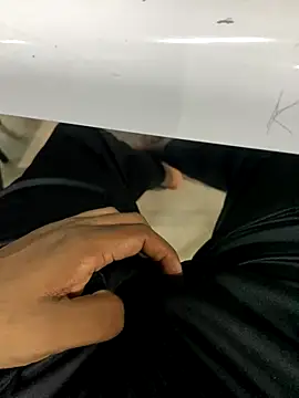 Snapshot of Senurak99 chatting on 09-08-25, 04:17 Senurak99 online show from 09-08-25, 04:17