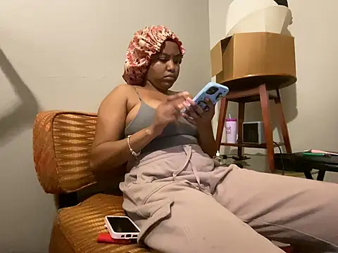 Snapshot of princesslivv chatting on 05-27-26, 05:48 princesslivv online show from 05-27-26, 05:48