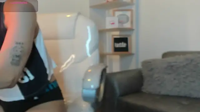 Snapshot of Angeel_of_lust chatting on 11-14-25, 04:33 Angeel of lust online show from 11-14-25, 04:33