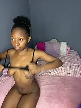 Snapshot of SexyPetitex25 chatting on 12-19-25, 05:47 SexyPetitex25 online show from 12-19-25, 05:47