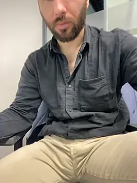 Snapshot of speddy34 chatting on 10-24-25, 06:10 speddy34 online show from 10-24-25, 06:10