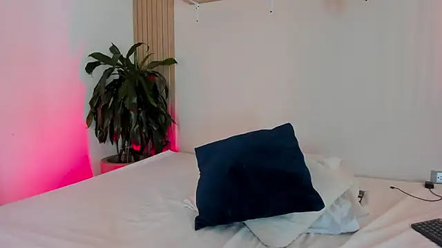 Cristalfoxy  online show from 11-05-25, 07:36