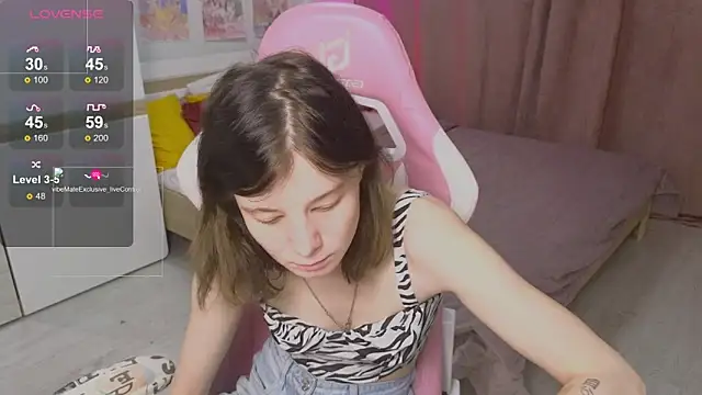Snapshot of EllinEverly chatting on 06-10-26, 09:14 EllinEverly online show from 06-10-26, 09:14
