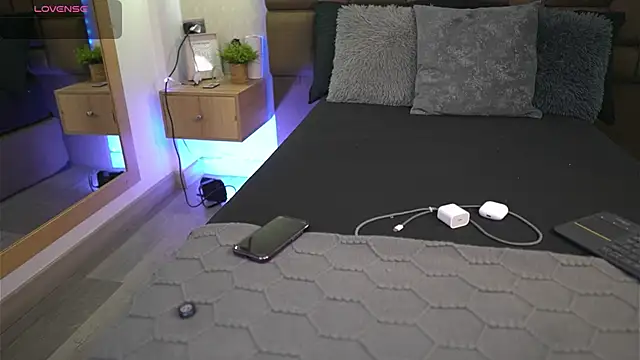 Julieth Rojas online show from 04-12-26, 04:17