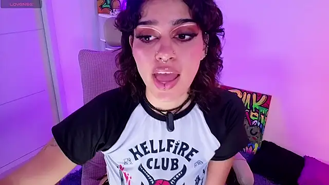 Snapshot of UvaMamacita chatting on 04-24-26, 09:06 UvaMamacita online show from 04-24-26, 09:06
