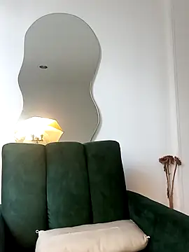 a Malgosia mako online show from 10-22-25, 04:07