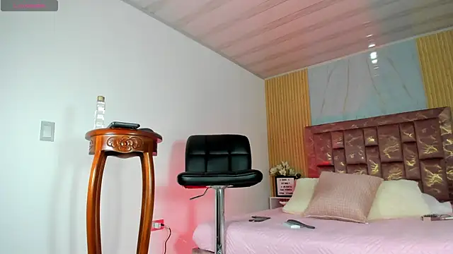 Isabella Haddad online show from 10-31-25, 04:24