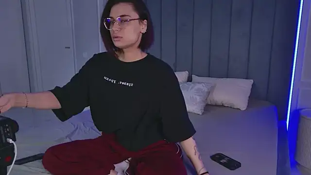 Snapshot of VioletAsh chatting on 05-11-26, 04:29 VioletAsh online show from 05-11-26, 04:29