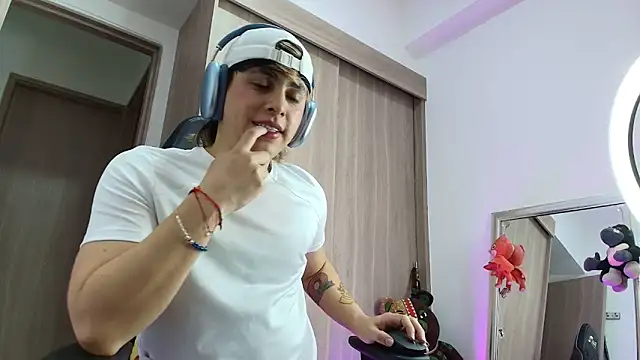 brunothompson3 online show from 09-12-25, 12:22