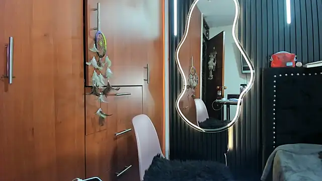 scarletr red online show from 12-15-25, 11:09