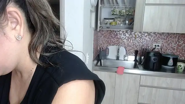 Snapshot of sophie_lopez1 chatting on 06-03-26, 06:02 sophie lopez1 online show from 06-03-26, 06:02