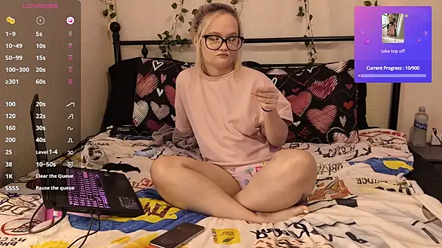 Snapshot of xxNaughtyNicolexx chatting on 09-24-25, 10:13 xxNaughtyNicolexx online show from 09-24-25, 10:13