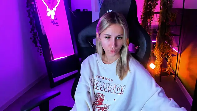 Snapshot of MalinaKwon chatting on 09-16-25, 08:26 MalinaKwon online show from 09-16-25, 08:26