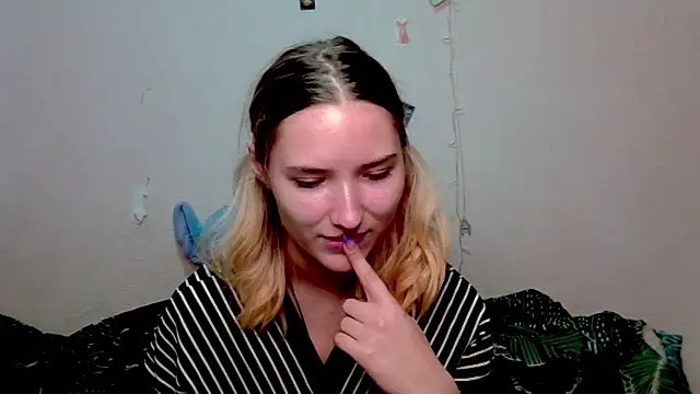  kikiclark   online show from 10-15-25, 08:53